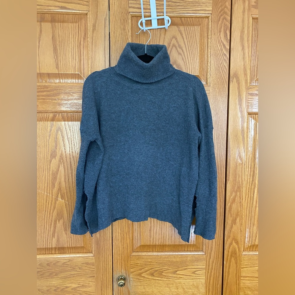 Allison Joy turtle neck sweater size medium. 🍁🎃